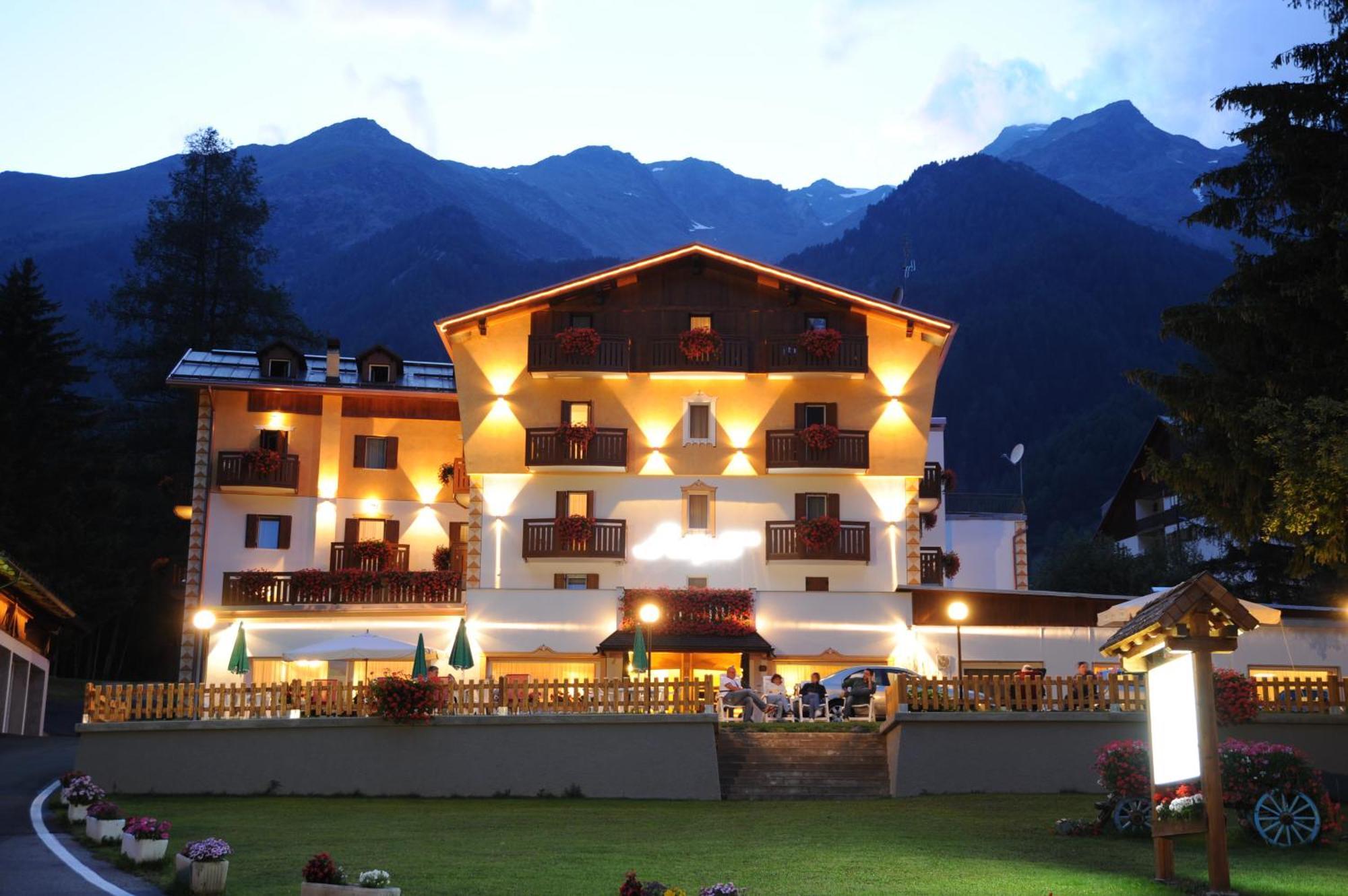 Hotel Alpino Wellness&Spa Peio Fonti Esterno foto