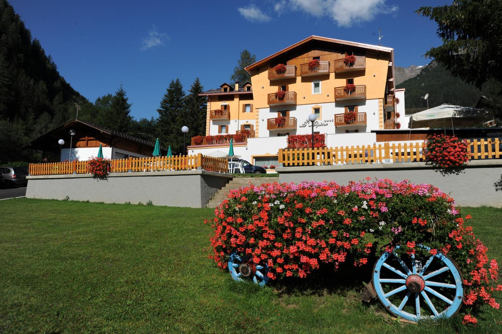 Hotel Alpino Wellness&Spa Peio Fonti Esterno foto