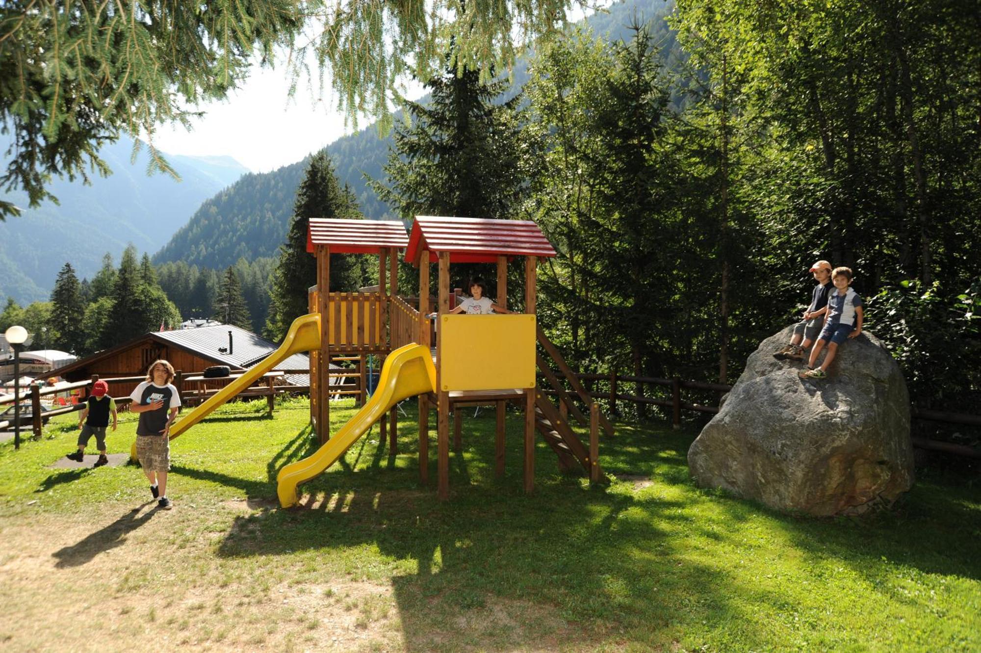 Hotel Alpino Wellness&Spa Peio Fonti Esterno foto
